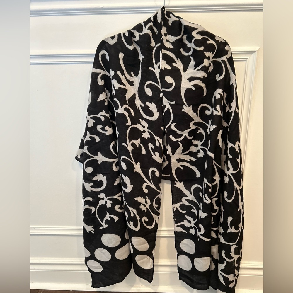 Black and White Patterned Women’s Scarf